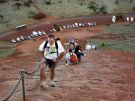 Wejscie na Uluru rozpoczyna sie lancucham
